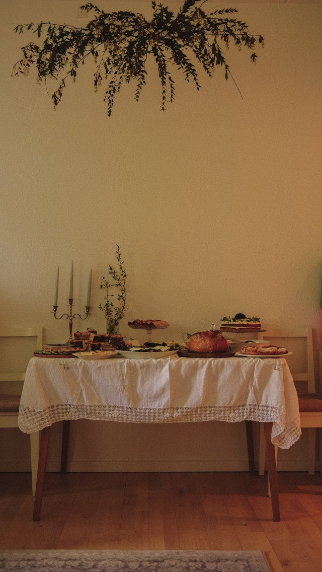 52x52 and 54x54 Square Tablecloths: How to Measure Bistro, Card, and Small Dining Tables