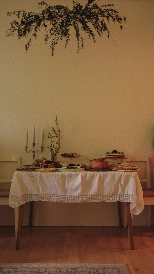 52x52 and 54x54 Square Tablecloths: How to Measure Bistro, Card, and Small Dining Tables