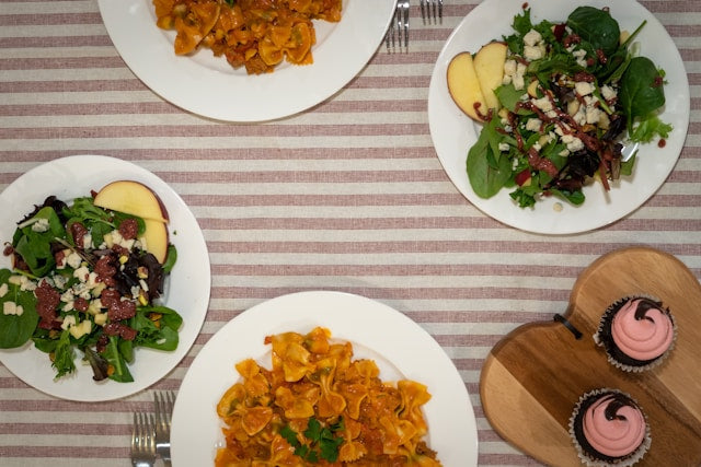Orange, Pumpkin, and Yellow Tablecloths: Ideas for Bright Parties and Seasonal Events