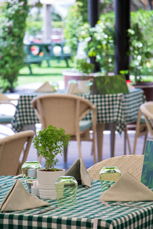 Reusable Tablecloth Planning Guide: Cleaning Cycles, Replacement Timing, and Long-Term Event Use